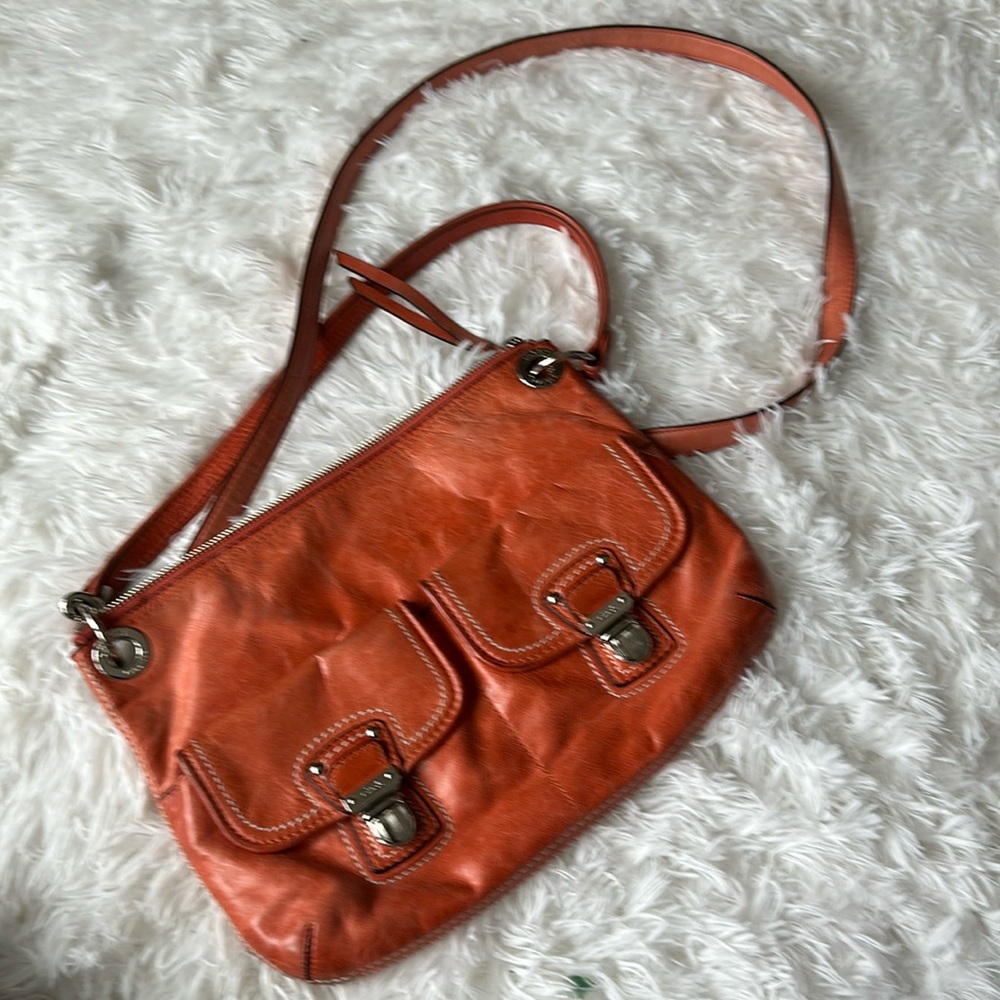 Vintage leather poppy hippie coral colored coach bag- in excellent condition!